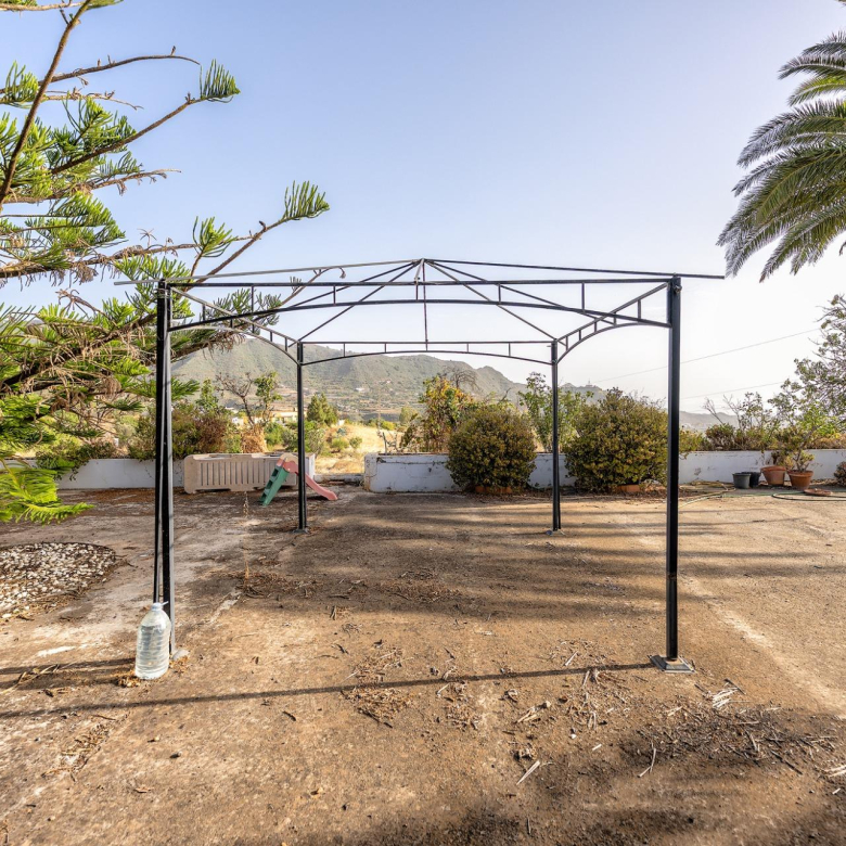 Finca vitivinícola con una parcela de 26.000 m², que cuenta actualmente con dos construcciones y ofrece la posibilidad de ampliar la superficie edificable en hasta 500 m² adicionales.