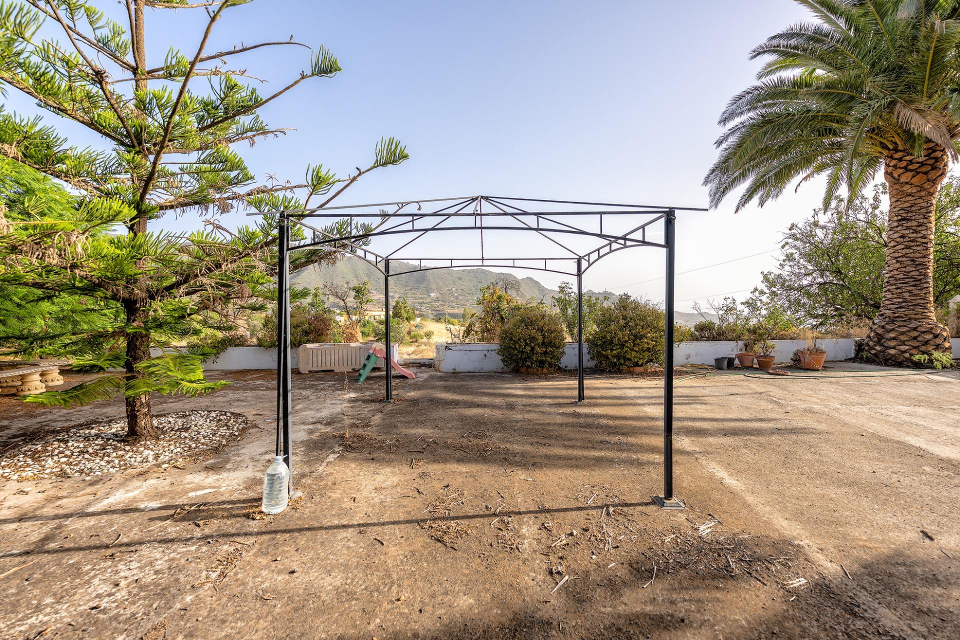 Finca vitivinícola con una parcela de 26.000 m², que cuenta actualmente con dos construcciones y ofrece la posibilidad de ampliar la superficie edificable en hasta 500 m² adicionales.