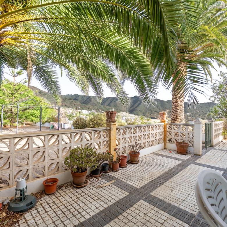 Finca vitivinícola con una parcela de 26.000 m², que cuenta actualmente con dos construcciones y ofrece la posibilidad de ampliar la superficie edificable en hasta 500 m² adicionales.