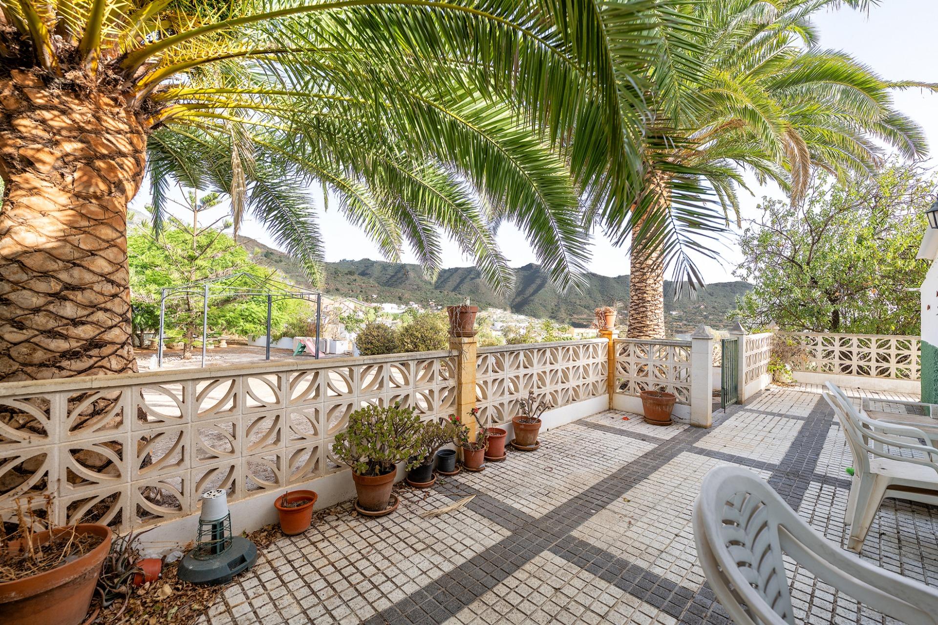 Finca vitivinícola con una parcela de 26.000 m², que cuenta actualmente con dos construcciones y ofrece la posibilidad de ampliar la superficie edificable en hasta 500 m² adicionales.