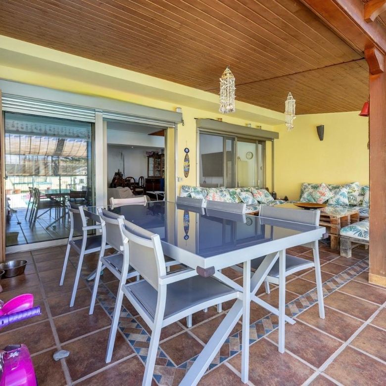 Vivienda de 4 dormitorios, 5 baños y piscina privada en una sola planta en pleno centro de Playa del Inglés