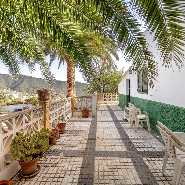 Finca vitivinícola con una parcela de 26.000 m², que cuenta actualmente con dos construcciones y ofrece la posibilidad de ampliar la superficie edificable en hasta 500 m² adicionales.