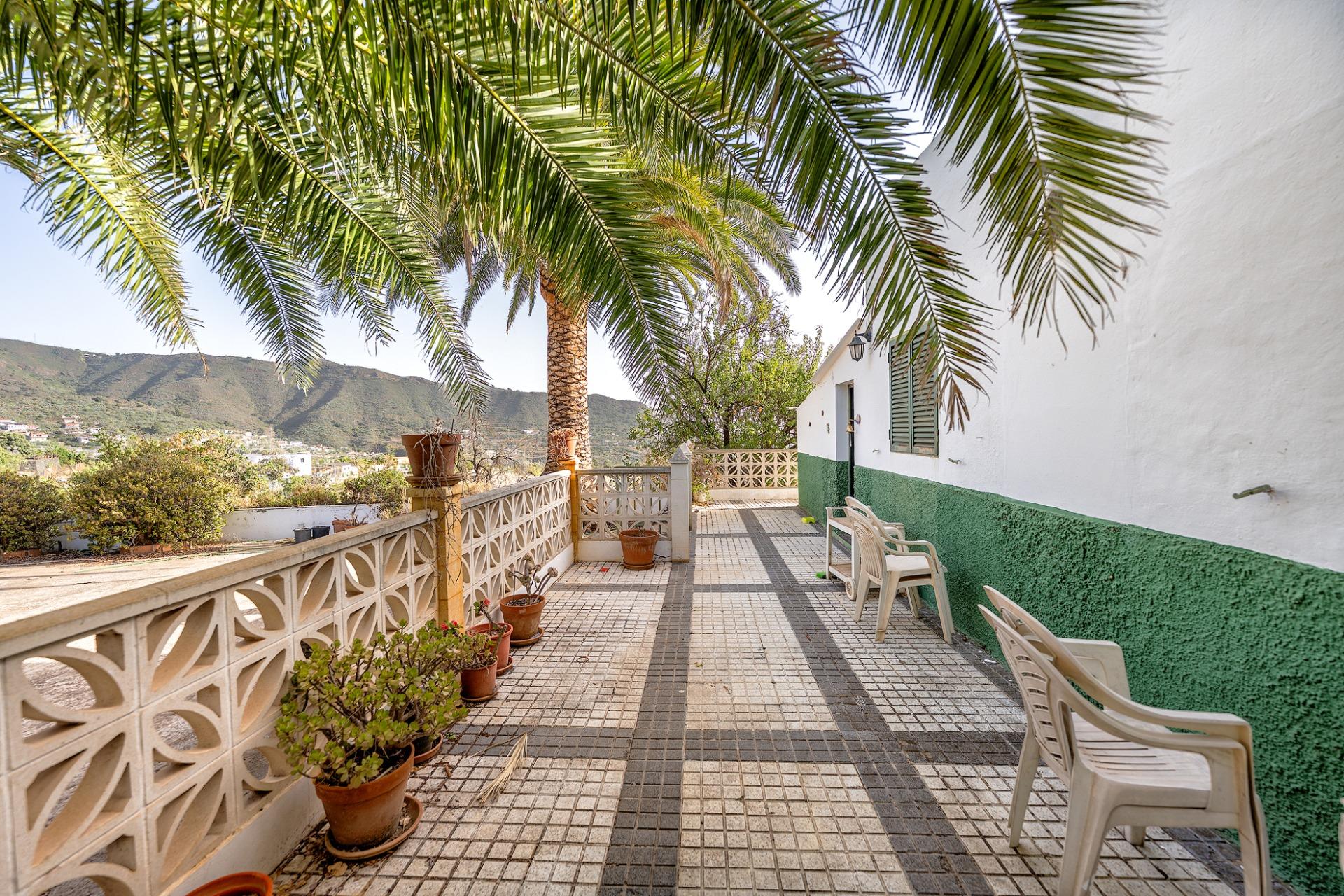 Finca vitivinícola con una parcela de 26.000 m², que cuenta actualmente con dos construcciones y ofrece la posibilidad de ampliar la superficie edificable en hasta 500 m² adicionales.