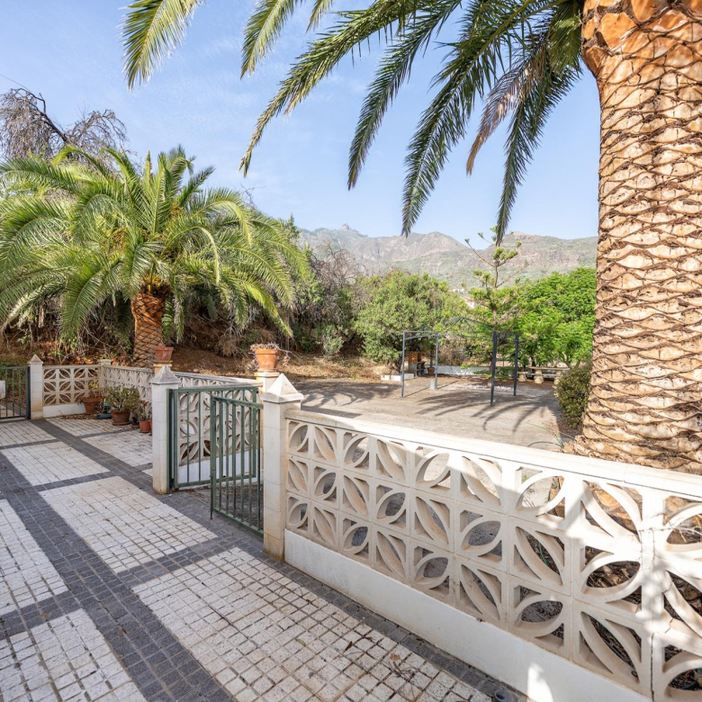 Finca vitivinícola con una parcela de 26.000 m², que cuenta actualmente con dos construcciones y ofrece la posibilidad de ampliar la superficie edificable en hasta 500 m² adicionales.