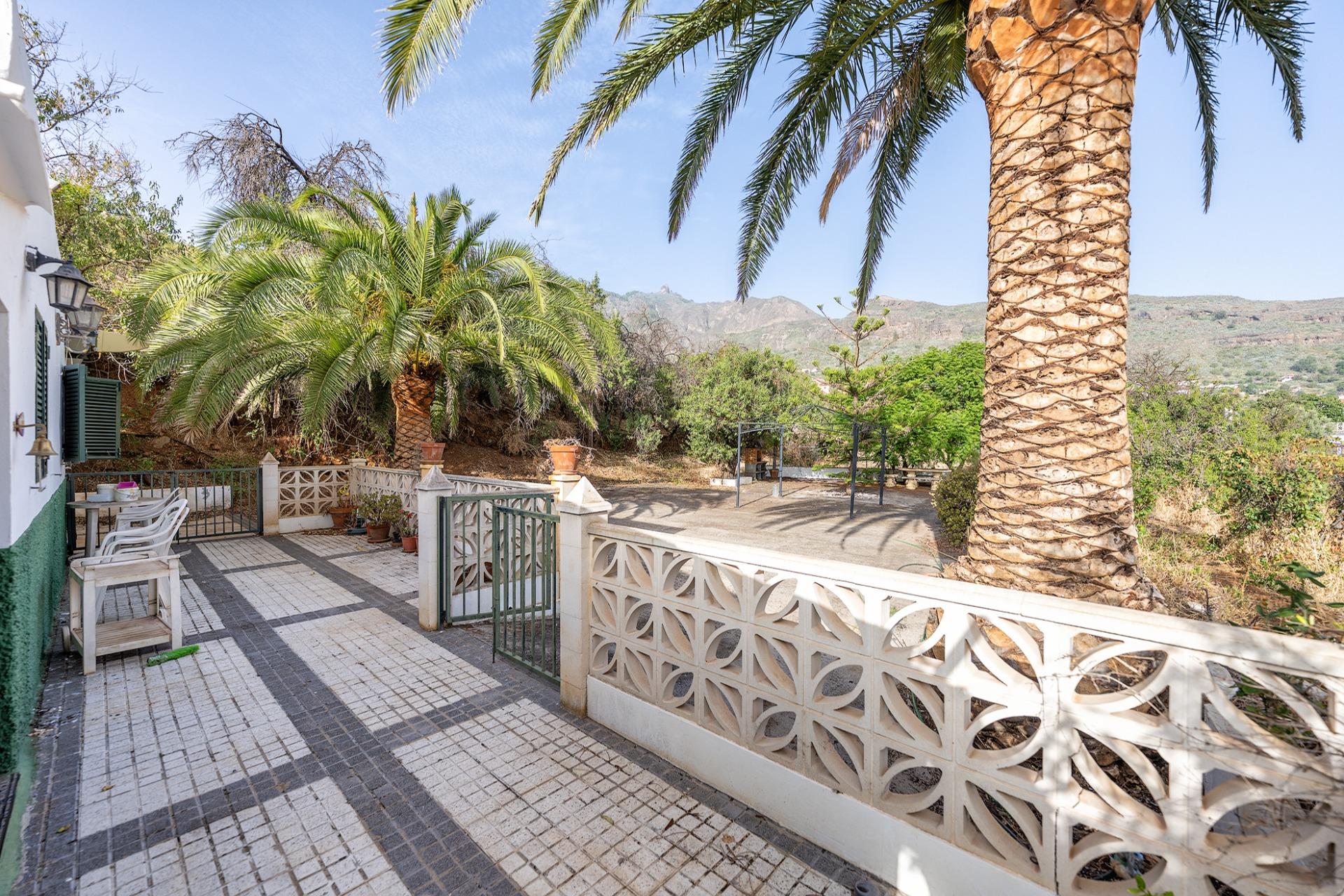 Finca vitivinícola con una parcela de 26.000 m², que cuenta actualmente con dos construcciones y ofrece la posibilidad de ampliar la superficie edificable en hasta 500 m² adicionales.
