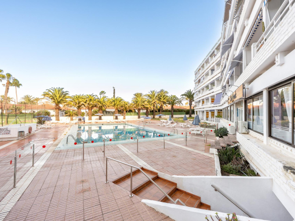Oportunidad única en Playa del Inglés – Local/Loft con vistas a la piscina en Apartamentos Teneguía